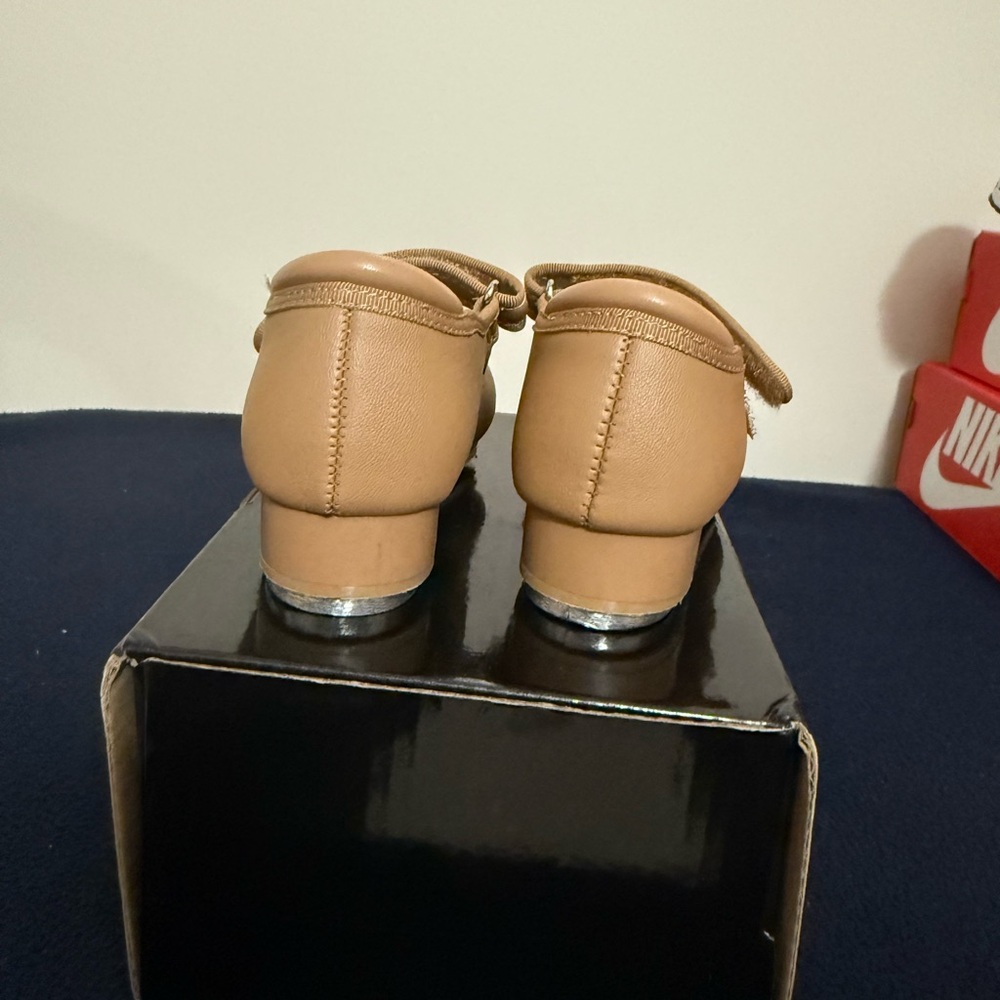 Tap Dancing Shows with Velcro Strap and Rounded Toe - Picture 3 of 7